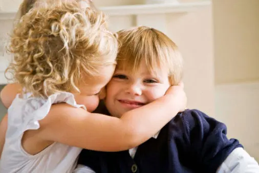 abbraccio tra bambini