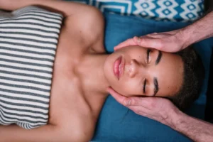 stress caldo, massaggio al viso e tempie donna