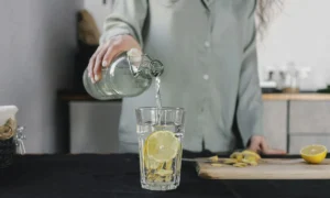 versare bicchiere d'acqua