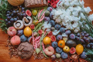 cibi ricchi di fibre di settembre, verdure, frutta di stagione