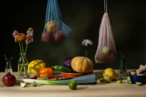 dieta per perdere peso in autunno, verdura e frutta di stagione sul tavolo