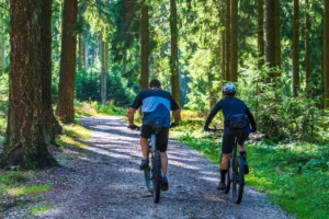errori sport, due passeggiano in mountain bike nel parco in sicurezza
