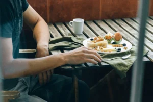rafforza le ossa in autunno, colazione ricca di vitamina d con uova
