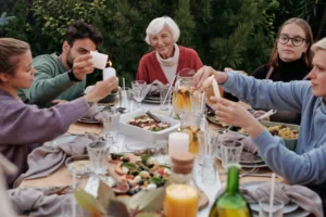 alimenti buonumore autunno, tavola in famiglia in allegria