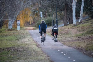 sport in autunno, due ciclisti nel parco