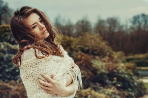 stanchezza autunnale rimedi, giovane donna malinconica