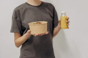 dieta anti candida, donna con ciotola e bevanda in mano
