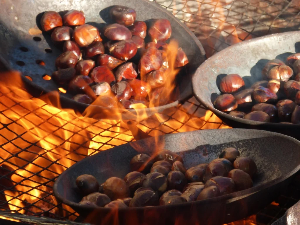 castagne alla brace sul fuoco all'aperto