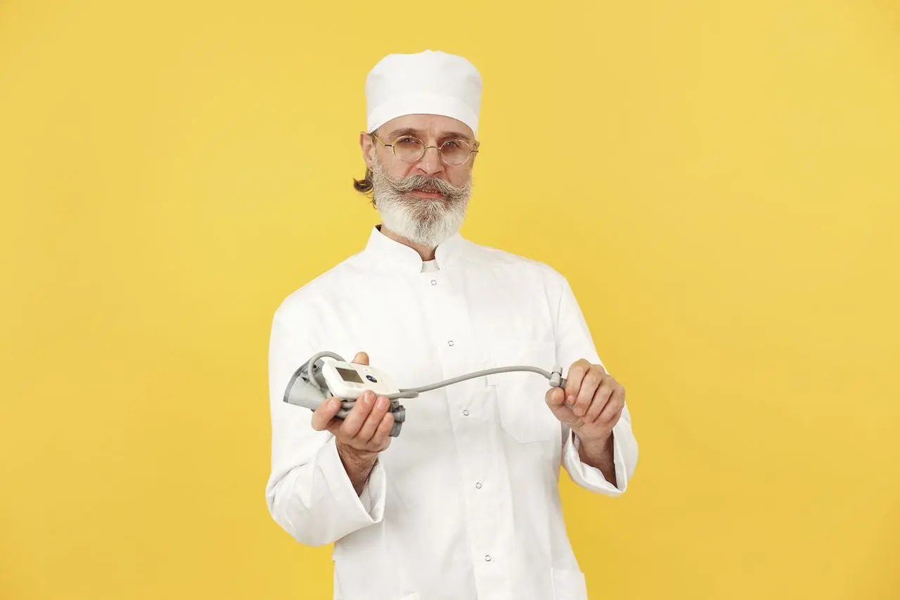 chef con in mano strumento per misurare la pressione