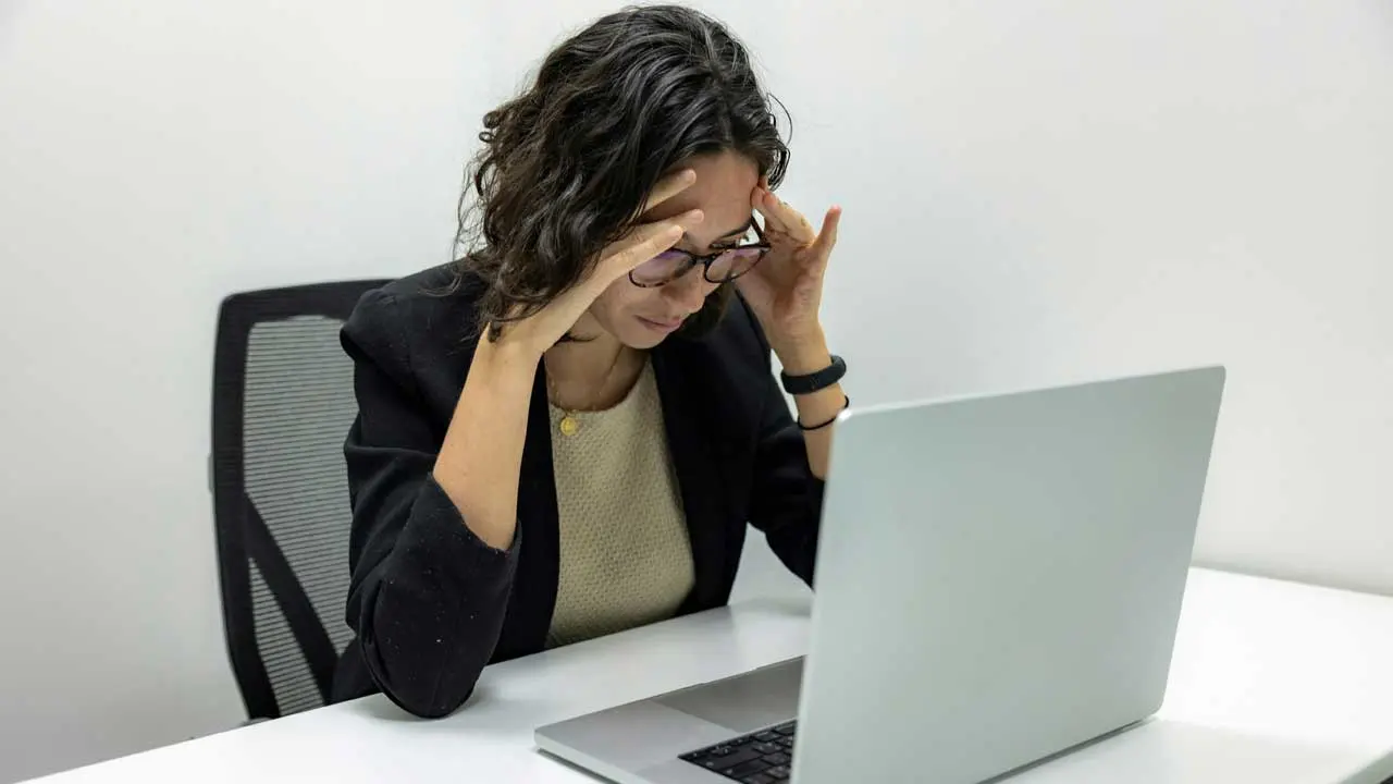 donna stressata al lavoro